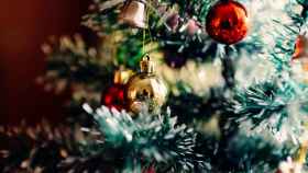 Los adornos cuelgan de las ramas del árbol de Navidad / CREATIVE COMMONS