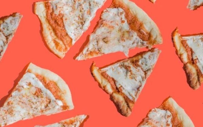 Pizza con queso Mözza, una alternativa vegana / VÄCKA