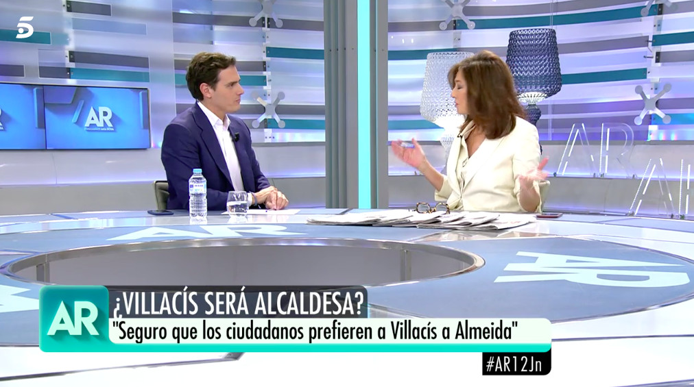 Ana Rosa Quintana entrevistando al político Albert Rivera / MEDIASET