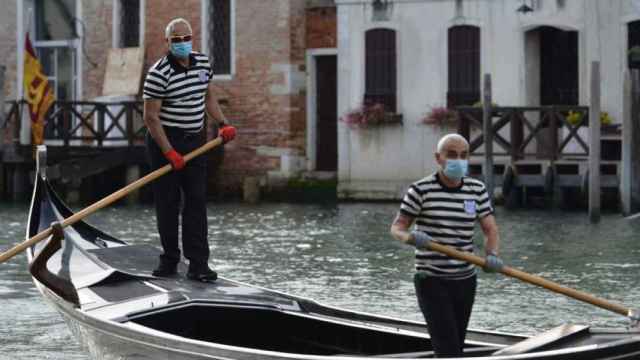 Dos gondoleros de Venecia, con mascarillas y sin turistas a la vista / TWITTER