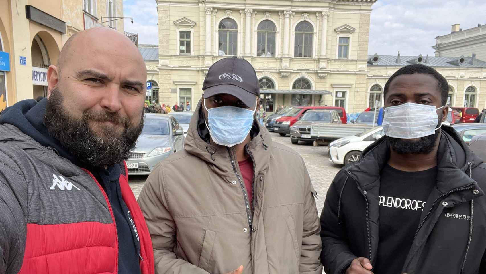 El periodista Pablo González con dos exiliados de la guerra de Ucrania / TWITTER