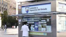 Una mujer compra un cupón en un puesto de loterías / EUROPA PRESS