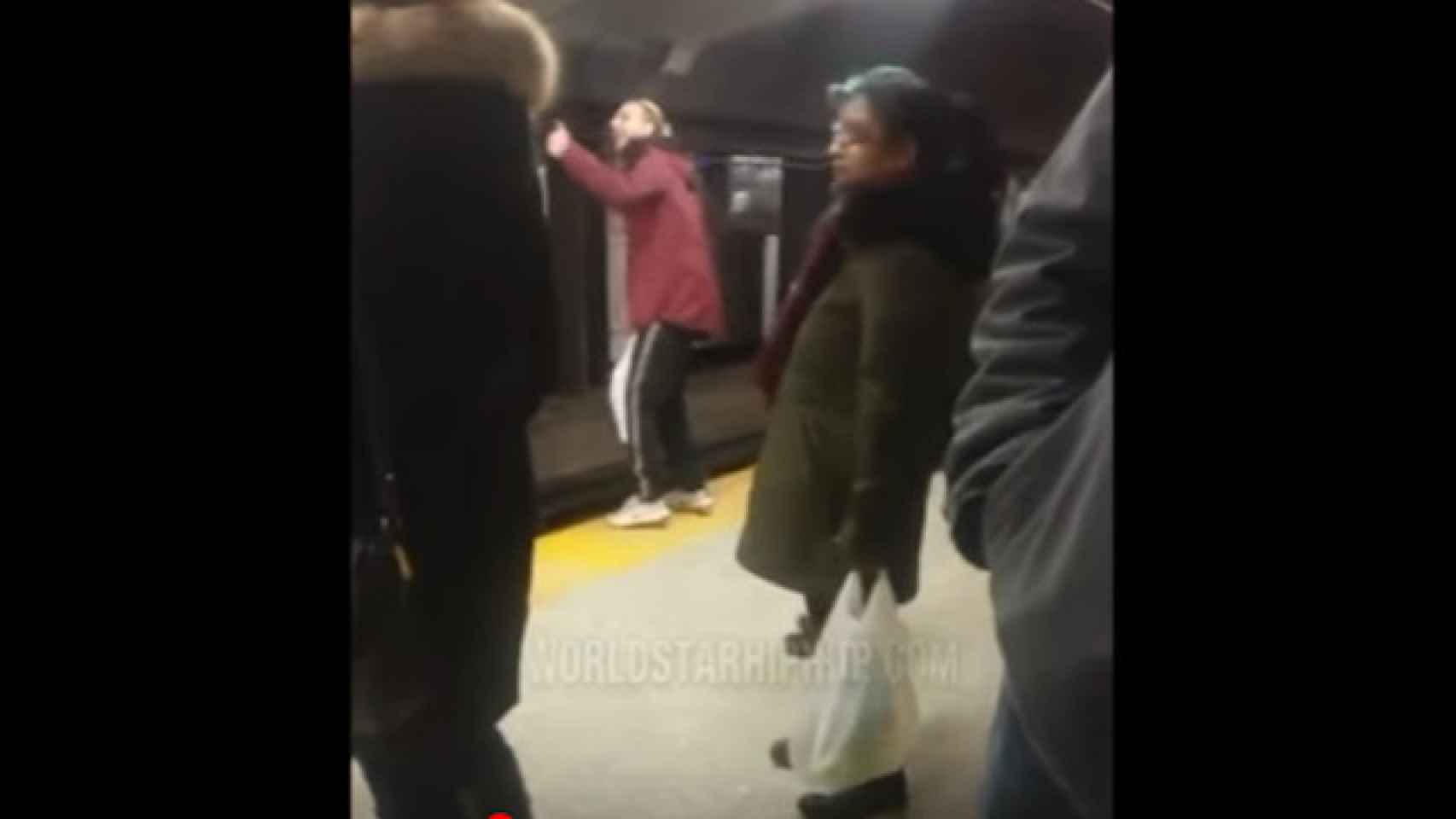 El joven daba indicaciones en el metro antes de sufrir el accidente