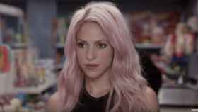 Shakira con el pelo rosa en una publicidad