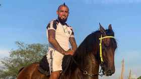 Arturo Vidal monta a caballo
