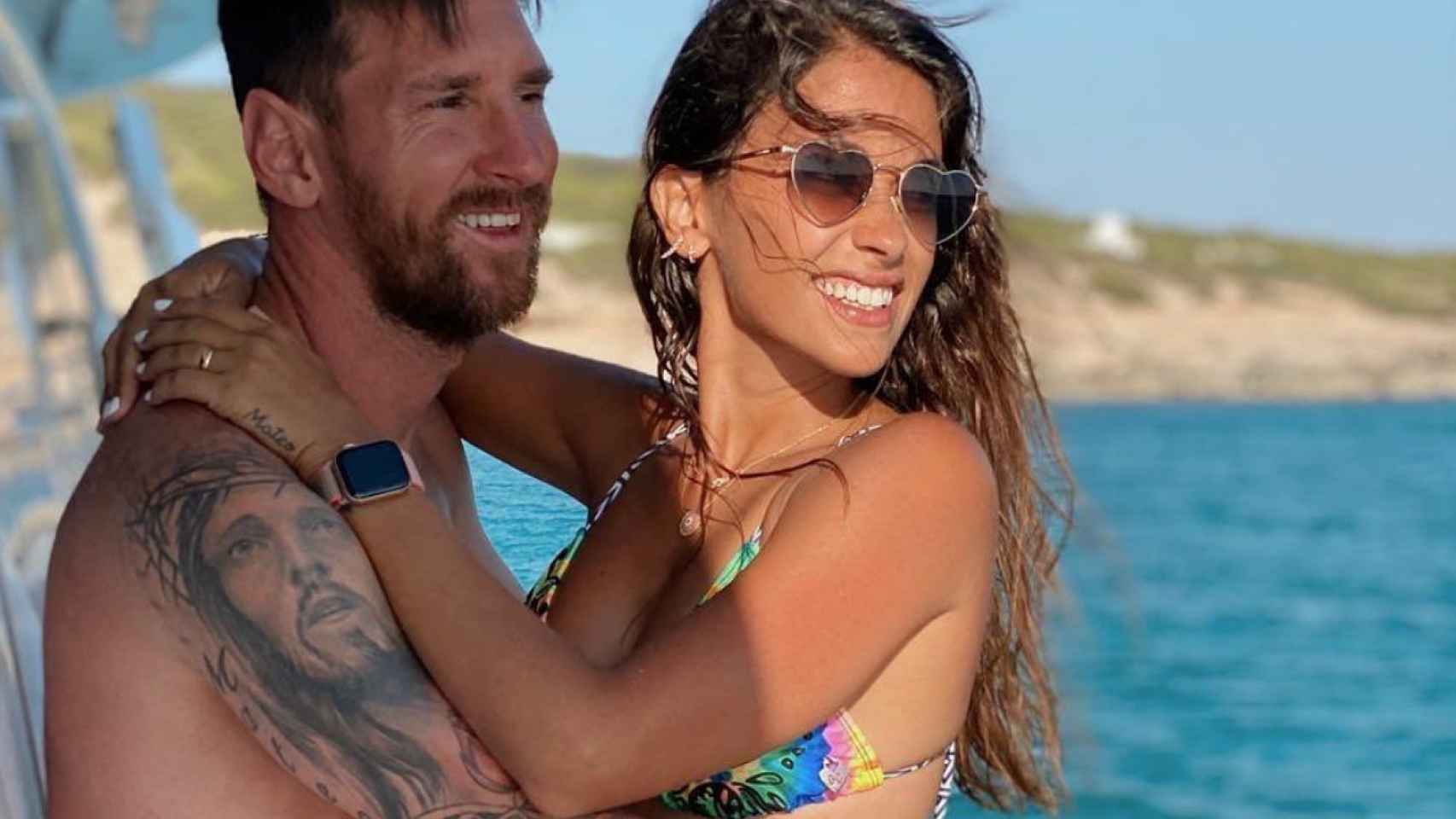 Antonella Roccuzzo y Leo Messi en alta mar