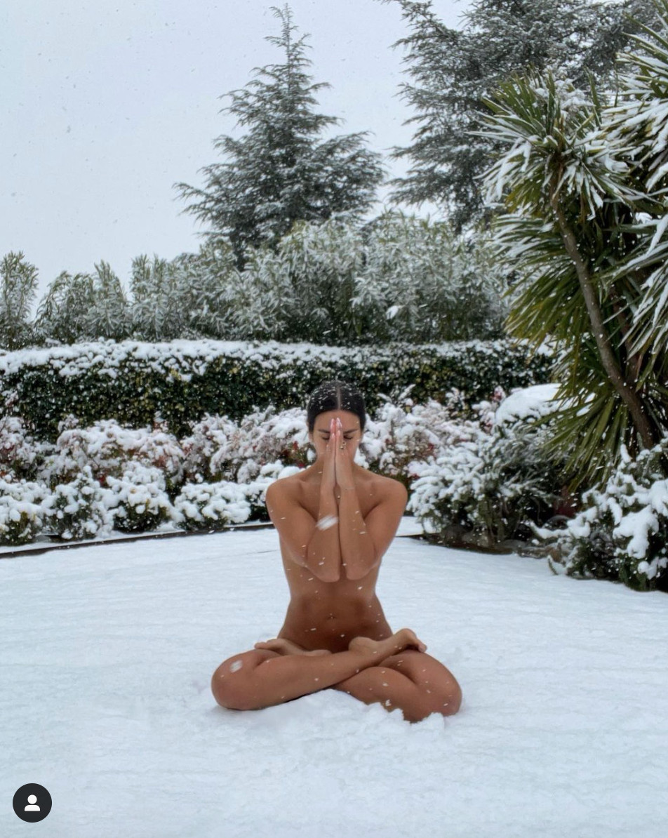 Cristina Pedroche haciendo yoga desnuda mientras nieva