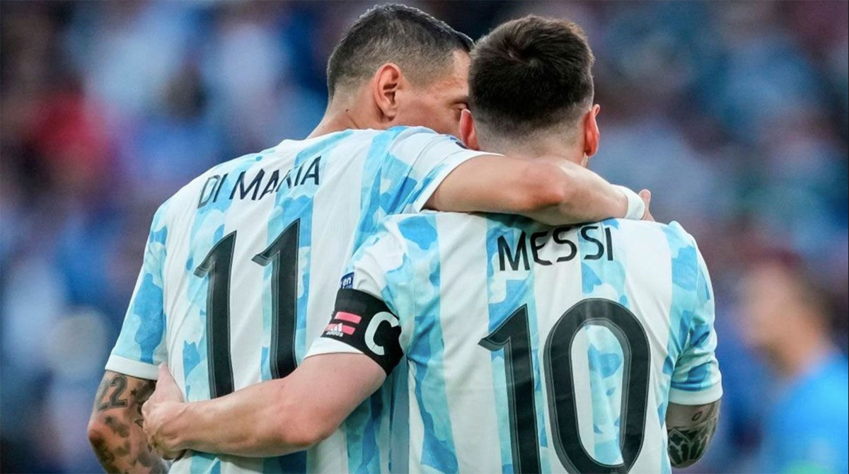 Ángel Di María y Leo Messi, abrazándose durante un partido con Argentina / REDES