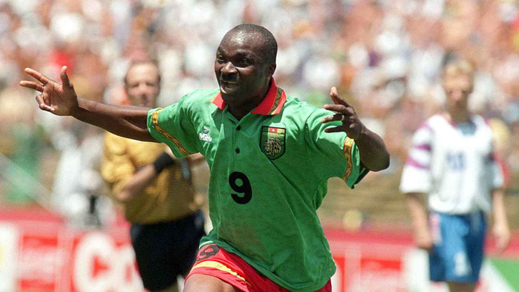 Roger Milla celebra un gol con Camerún / REDES