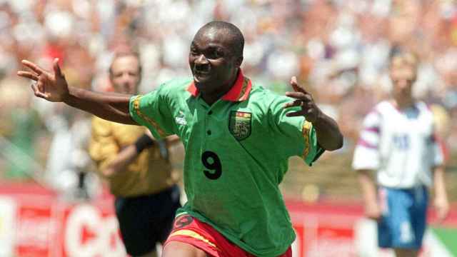 Roger Milla celebra un gol con Camerún / REDES