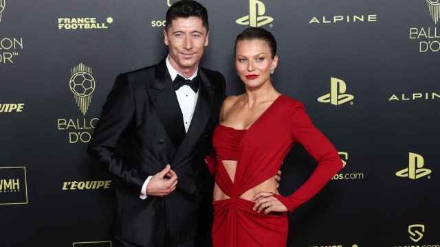 Robert Lewandowski junto a su esposa Anna Lewandowska en el teatro Chatelet de París / EFE