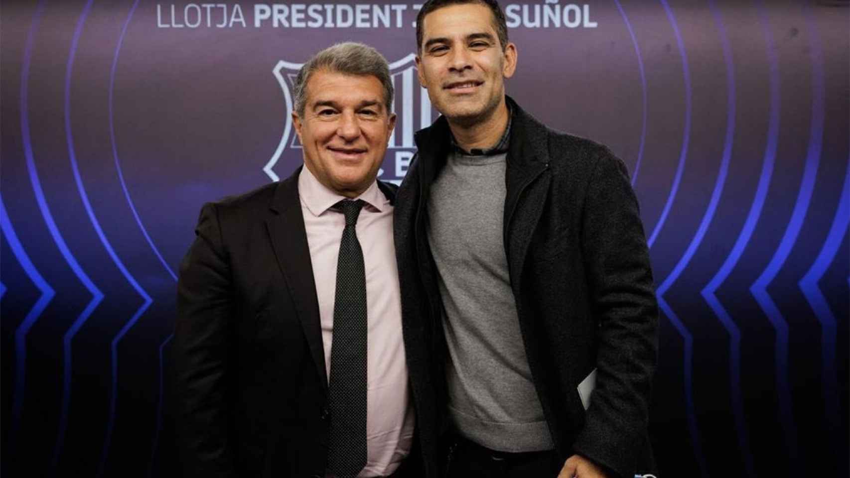 Rafa Márquez, junto a Joan Laporta tras confirmarse como nuevo entrenador del Barça Atlètic / FCB
