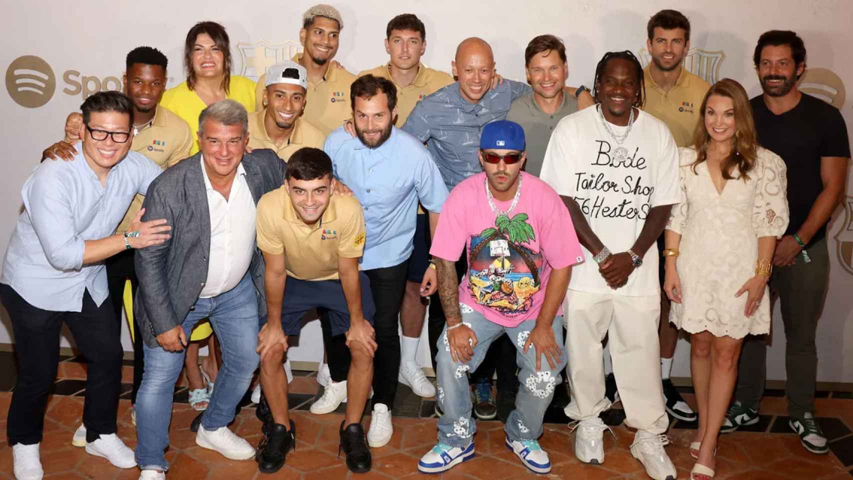 Laporta, junto a algunos jugadores del Barça, con los invitados de la fiesta organizada entre el Barça y Spotify FCB