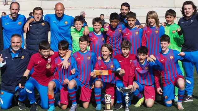 Hugo Garcés, perla del Alevín A, sujetando el brazelete de capitán tras ganar el Torneo Solidario de Sant Cugat / FCB