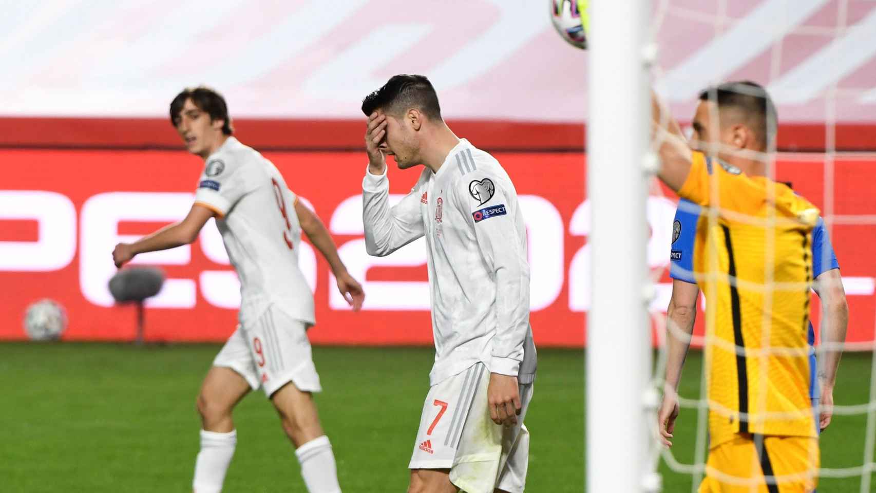 Los jugadores de España, lamentando el empate contra Grecia | EFE