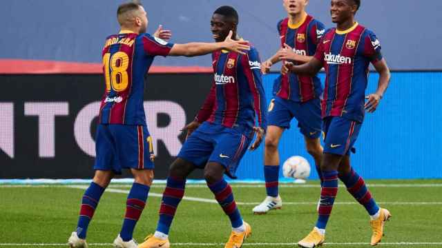 Jordi Alba celebra con Dembelé su golazo al Betis para el Barça de Koeman / EFE