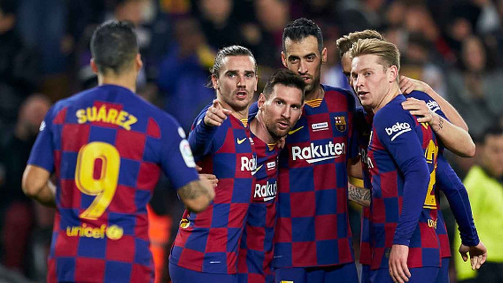 Los jugadores del Barça celebrando un gol con Suárez / EFE