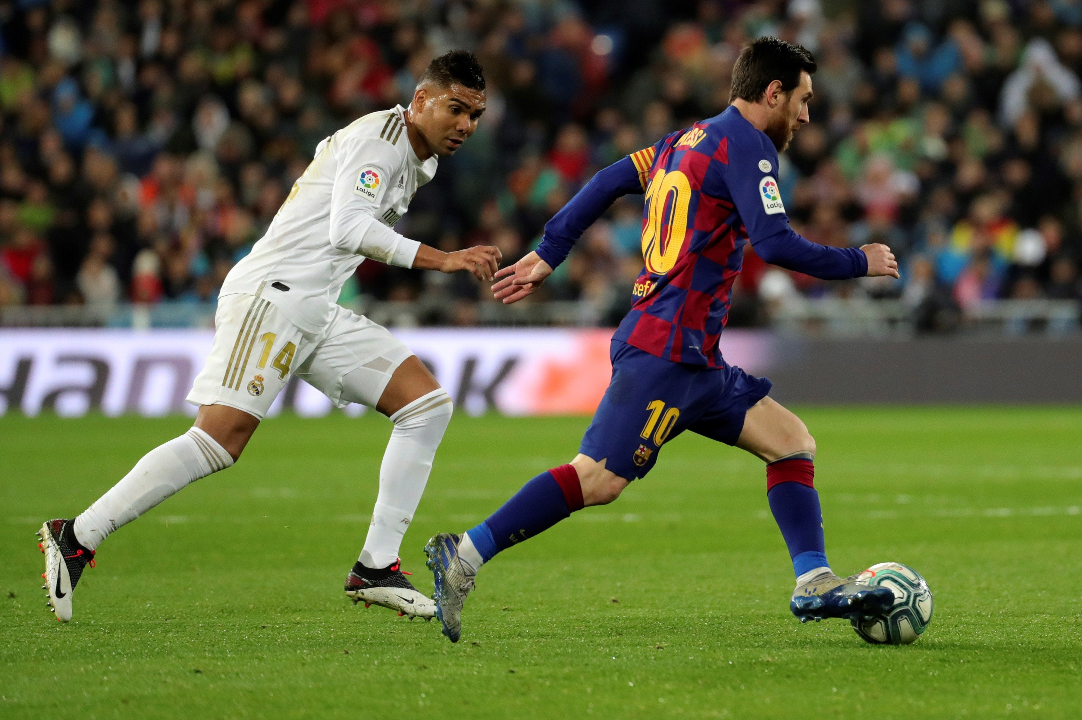Messi en una acción en el Real Madrid-Barça / EFE