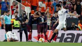 Los futbolistas del Arsenal celebran el cuarto gol ante el Valencia / EFE