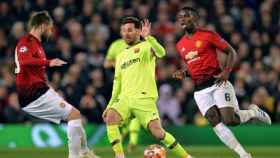 Messi intenta controlar el balón en el partido frente al Manchester United / EFE