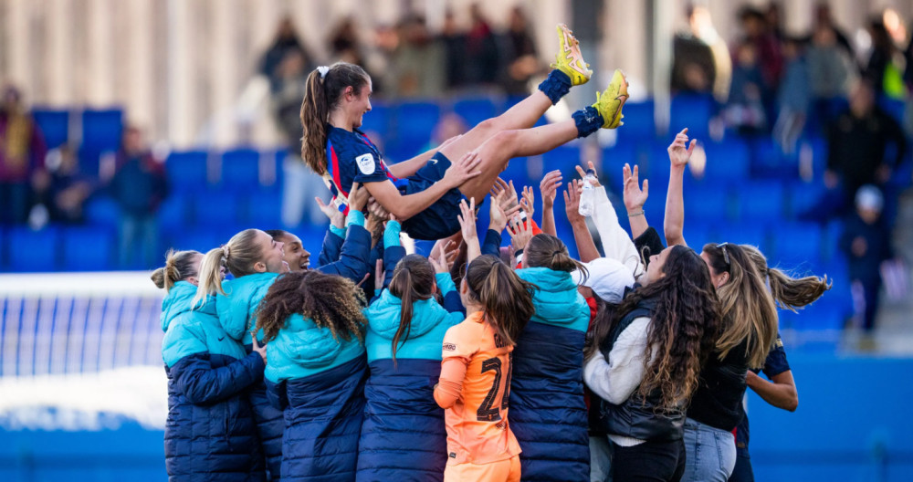 El vestuario del Barça femenino mantea a Bruna Vilamala tras volver de su grave lesión FCB
