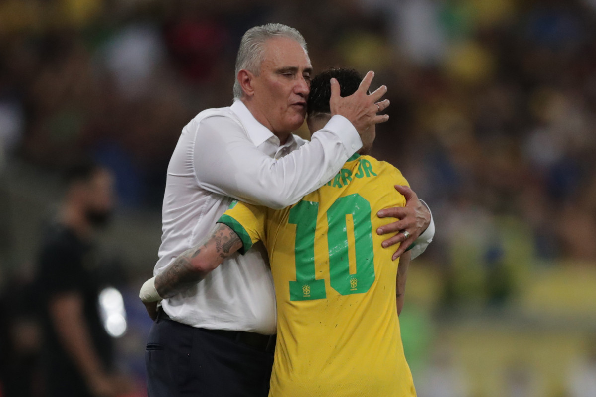 Tite, celebrando con Neymar Jr el nuevo triunfo de Brasil / EFE