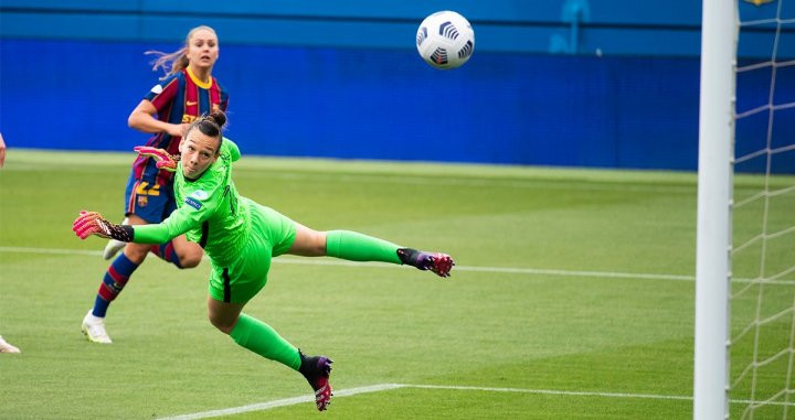 Lieke Martens batiendo a Endler en el primer gol del Barça-PSG / FCB