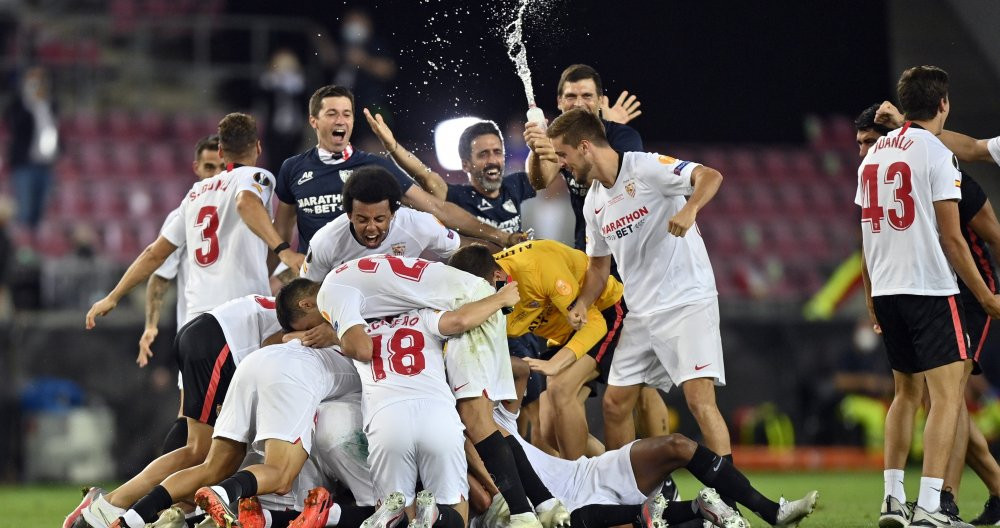 Los jugadores del Sevilla celebrando la victoria /EFE