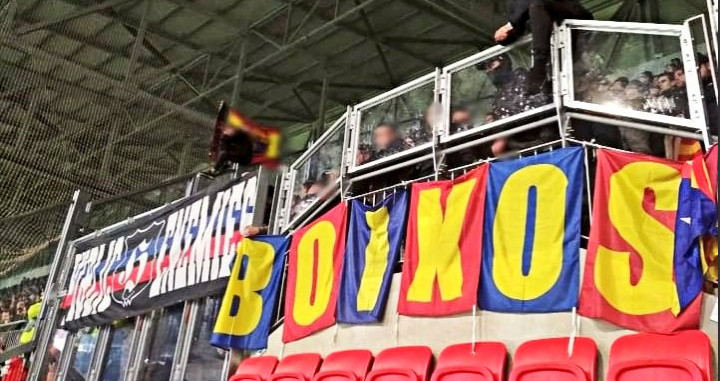 Pancartas de los 'Boixos Nois' en el campo del Olympique de Lyon / TWITTER