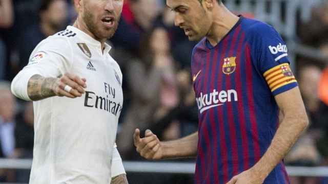 Los Sergios, Ramos y Busquets, discuten durante un Barça - Madrid / EFE