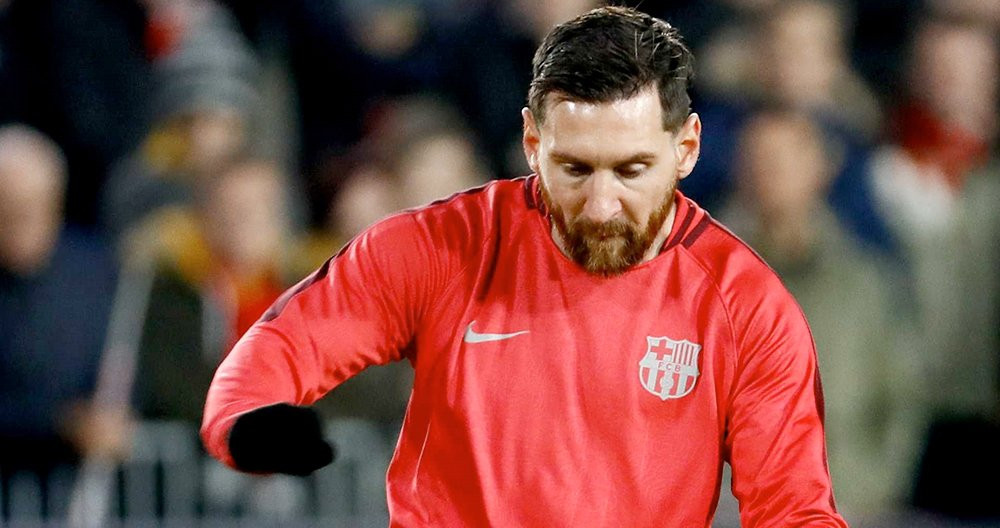 Leo Messi durante el calentamiento previo al PSV-Barça / EFE