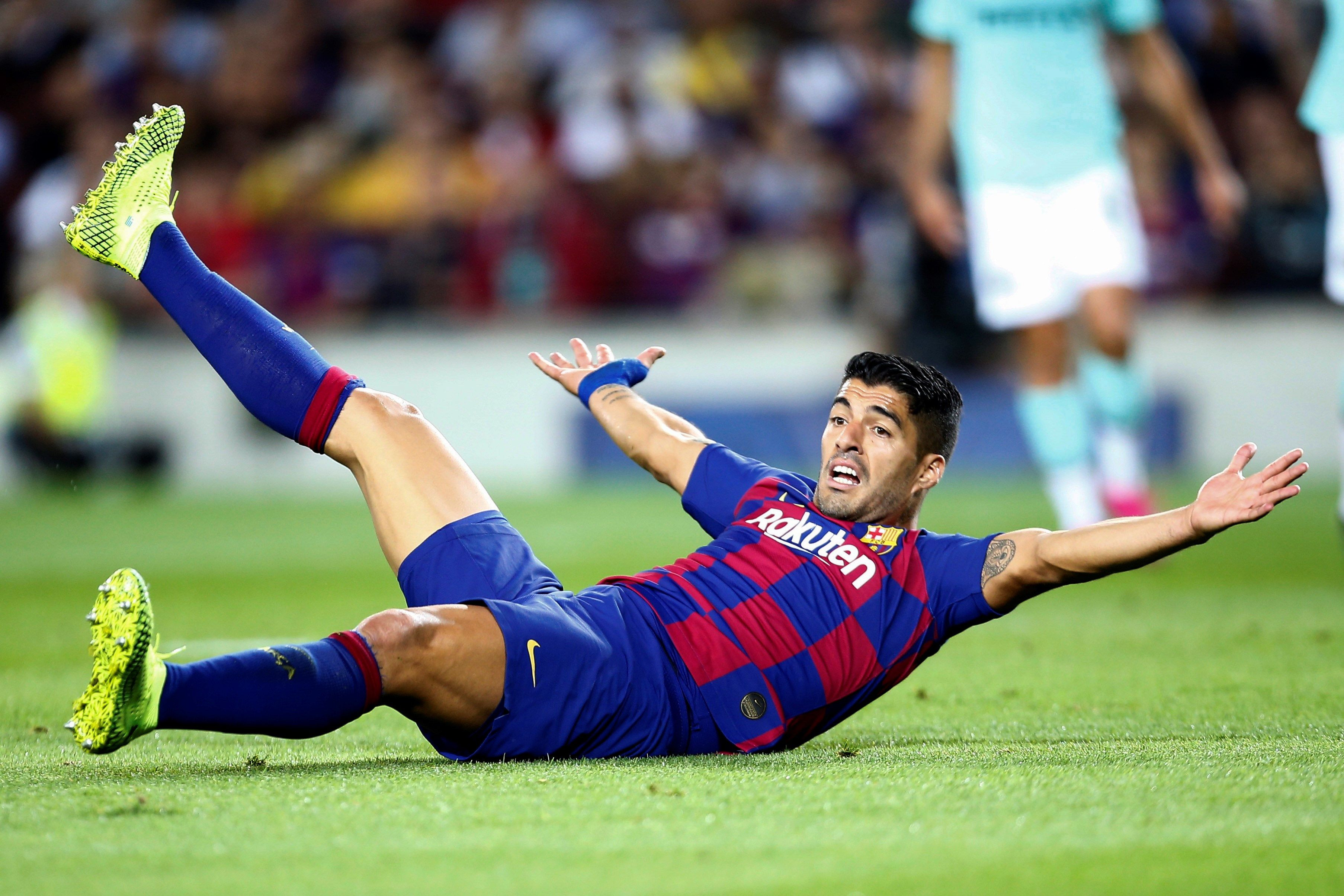 Una foto de Suárez, el hombre, reclamando una falta ante el Inter / EFE