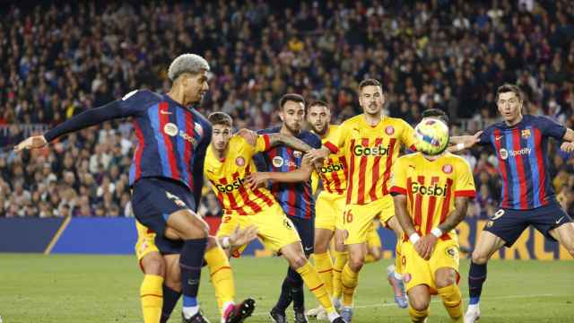 Araujo remata a portería ante el Girona / EFE