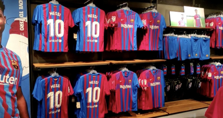 Una imagen de la tienda del Barça con camisetas de Messi del curso 2021-22 / FC Barcelona