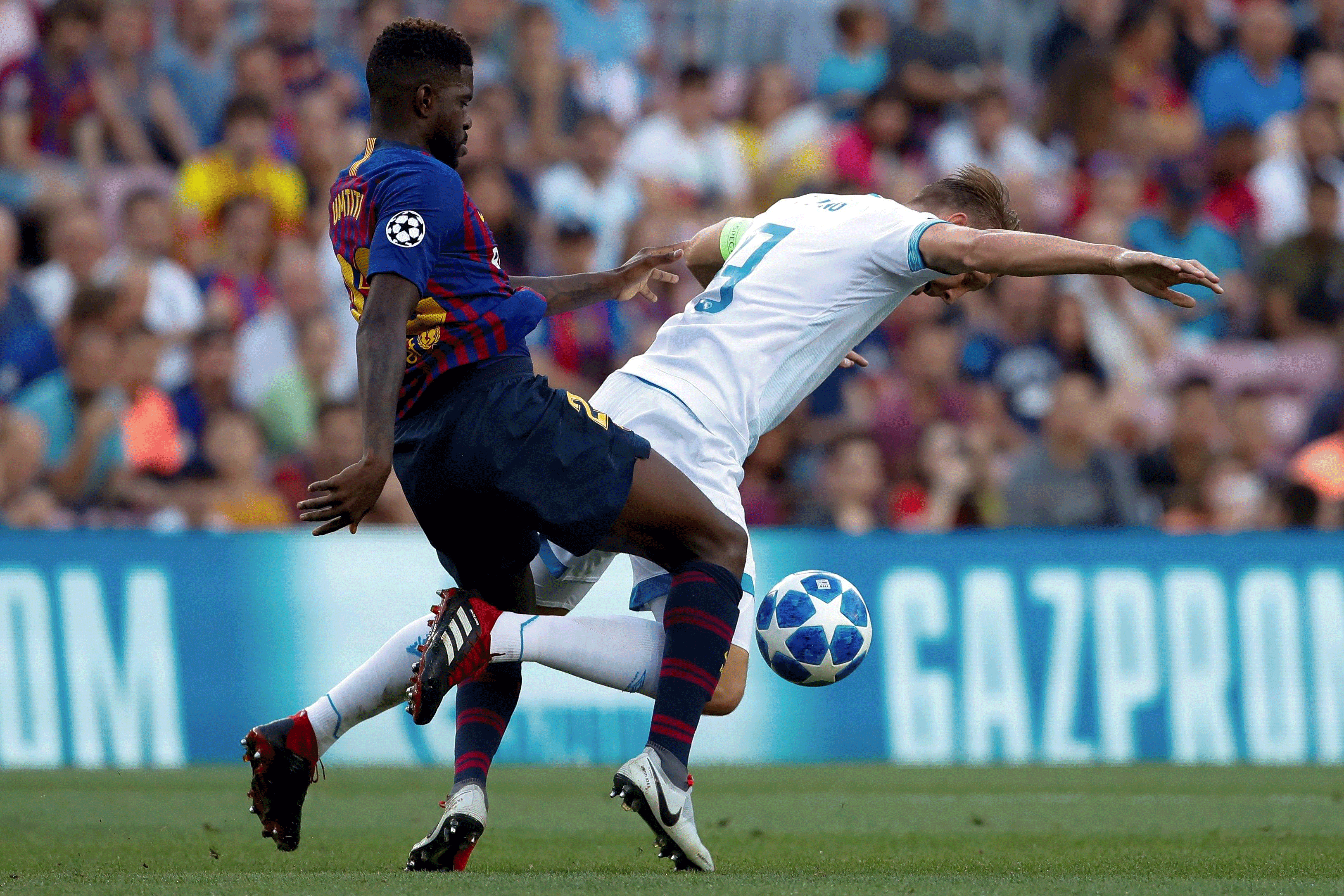 Umtiti pugna un balón en el estreno europeo del Barça contra el PSV / EFE