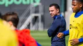 Xavi, muy atento, a una de las sesiones de entrenamiento del Barça en la Ciutat Esportiva / FCB