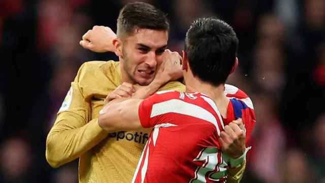 Ferran Torres y Savic, peleándose en el Metropolitano / REDES