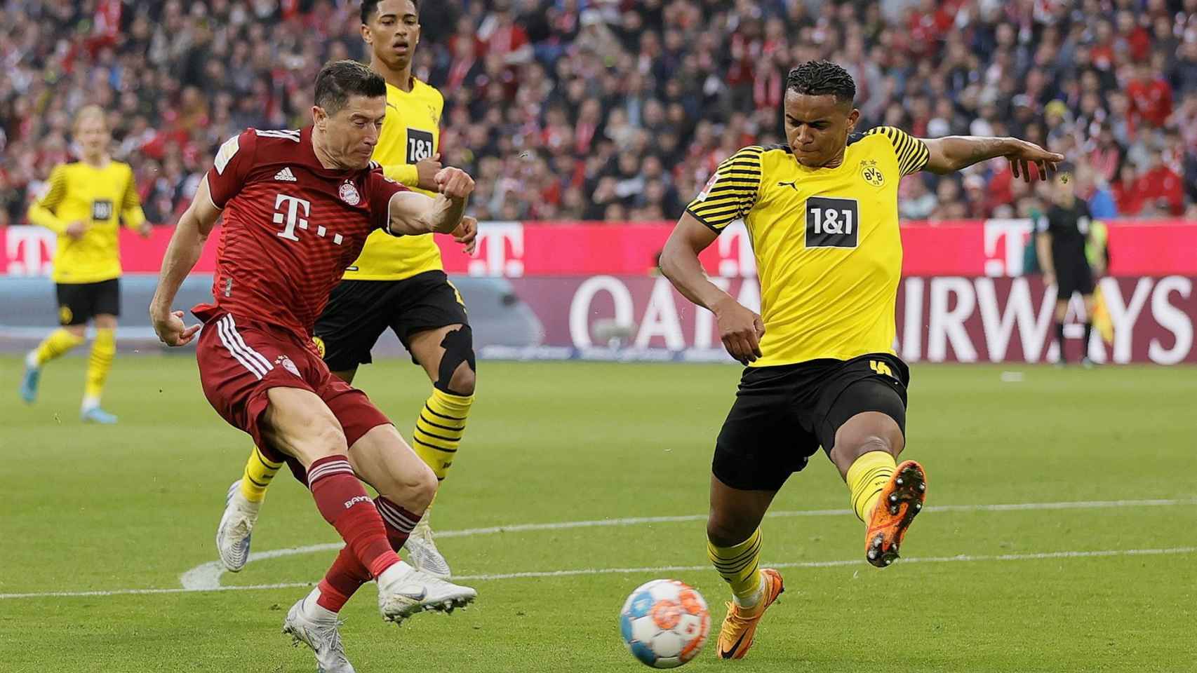 Lewandowski, delantero del Bayern, remata ante el Borussia Dortmund / EFE