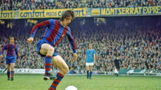 Johan Cruyff, en su etapa como jugador, en un partido en el Camp Nou / EFE