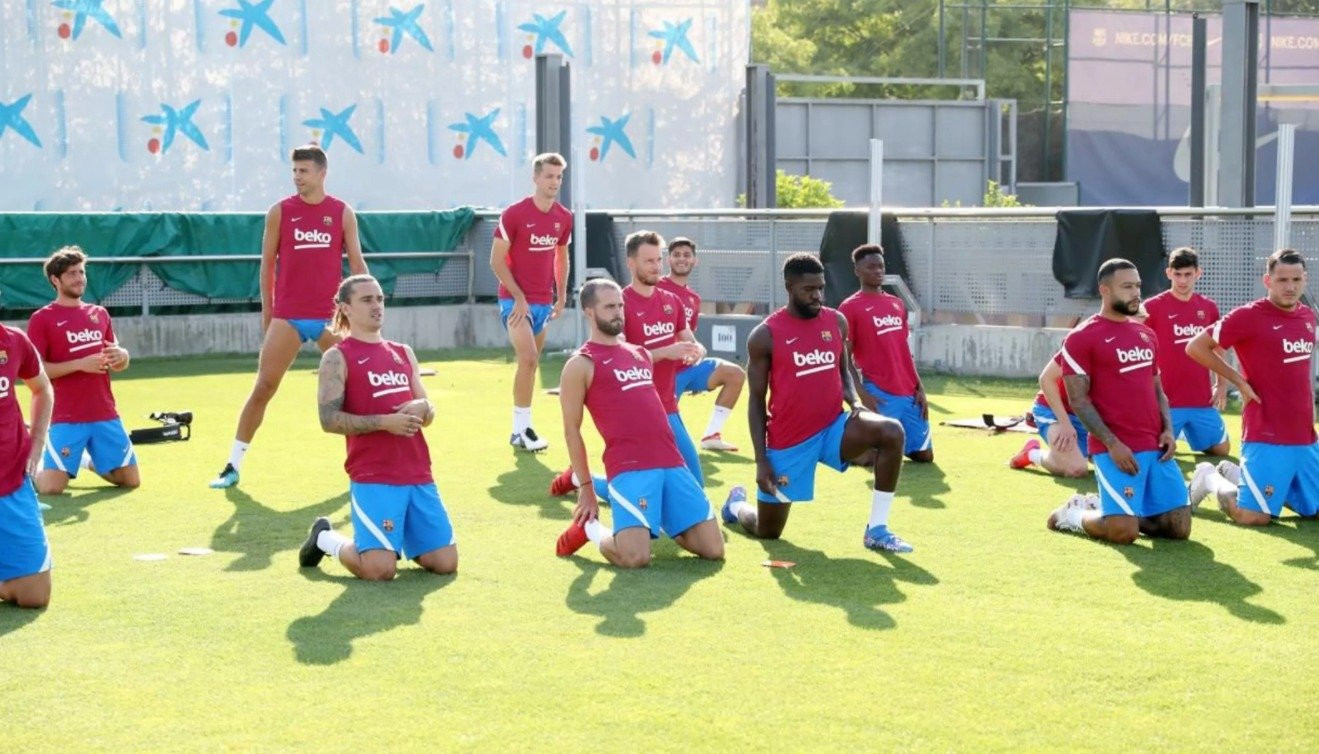 Los jugadores del Barça haciendo ejercicios mientras se les busca salida / FC Barcelona