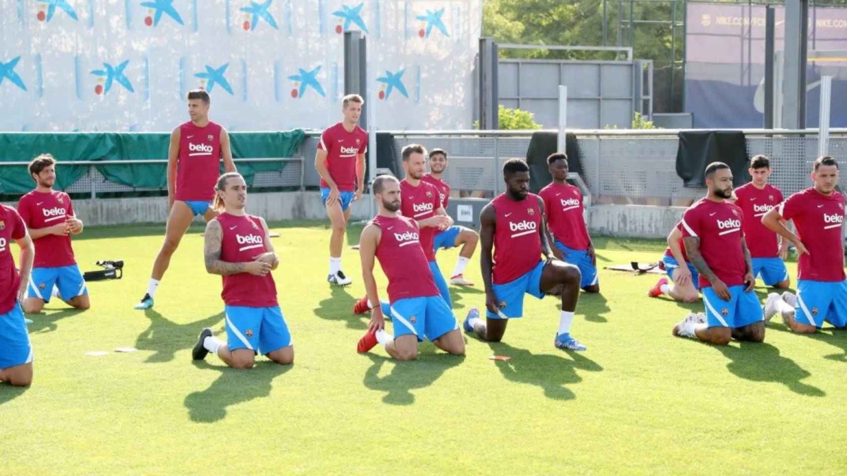 Los jugadores del Barça haciendo ejercicios mientras se les busca salida / FC Barcelona