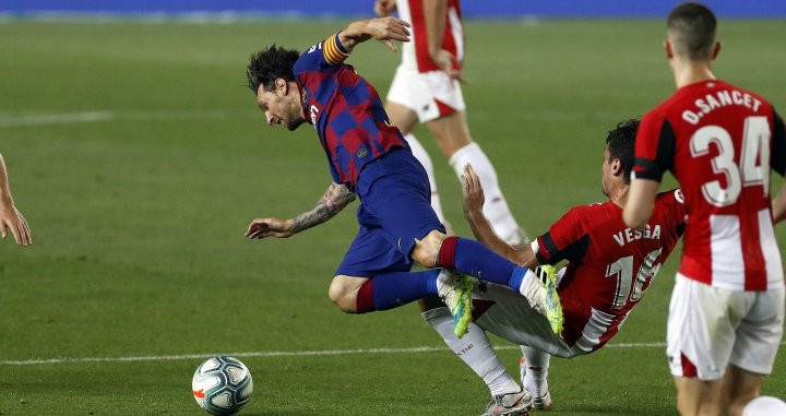 Leo Messi en una acción contra el Athletic Club / EFE