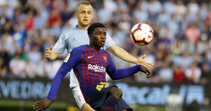 Wagué sacando un balón ante Lobodka / FC Barcelona
