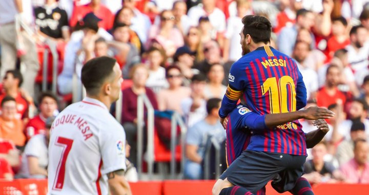 Messi celebra con Dembelé el segundo gol del FC Barcelona / EFE