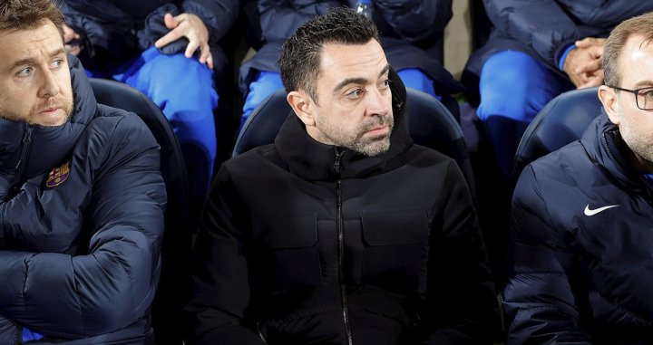 Xavi Hernández, observando el Villarreal-Barça, en el banquillo de La Cerámica / EFE