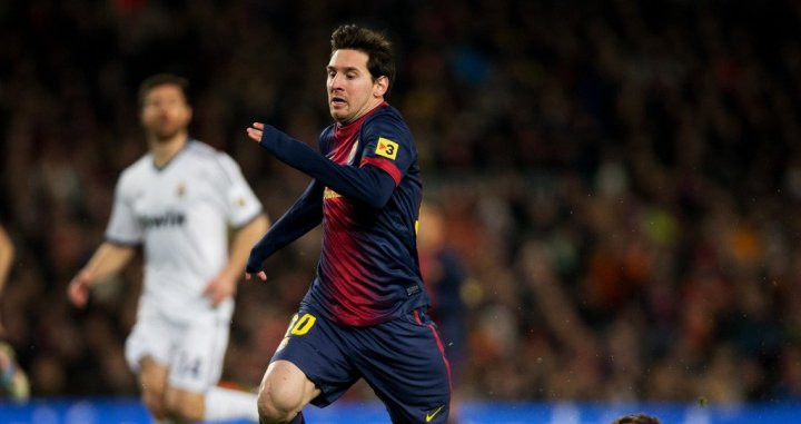 Leo Messi intenta superar a Gonzalo Higuaín en el clásico copero de la temporada 2012-13