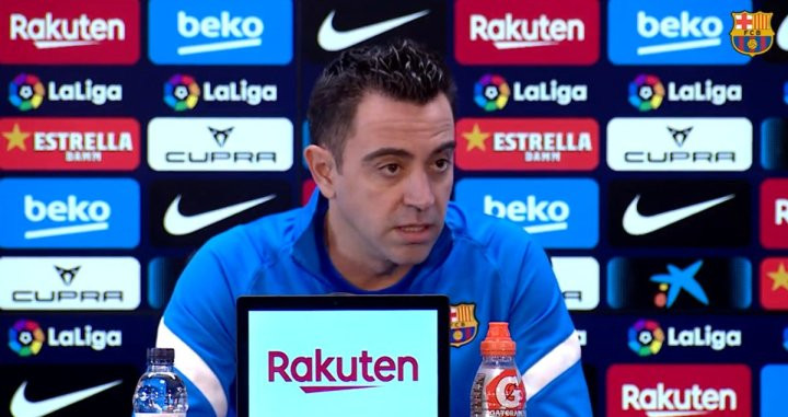 Xavi, en una rueda de prensa con el Barça / FCB