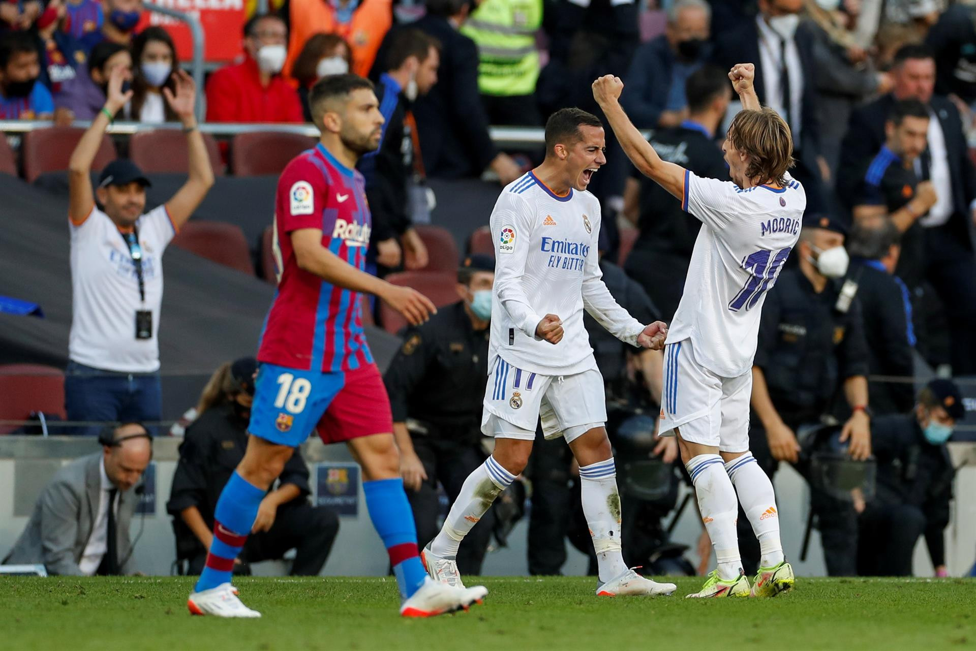 Modric felicita a Lucas Vázquez tras marcar el segundo gol del Real Madrid en el clásico / EFE