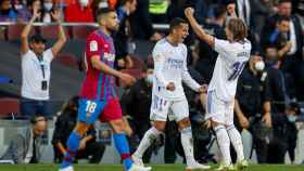 Modric felicita a Lucas Vázquez tras marcar el segundo gol del Real Madrid en el clásico / EFE