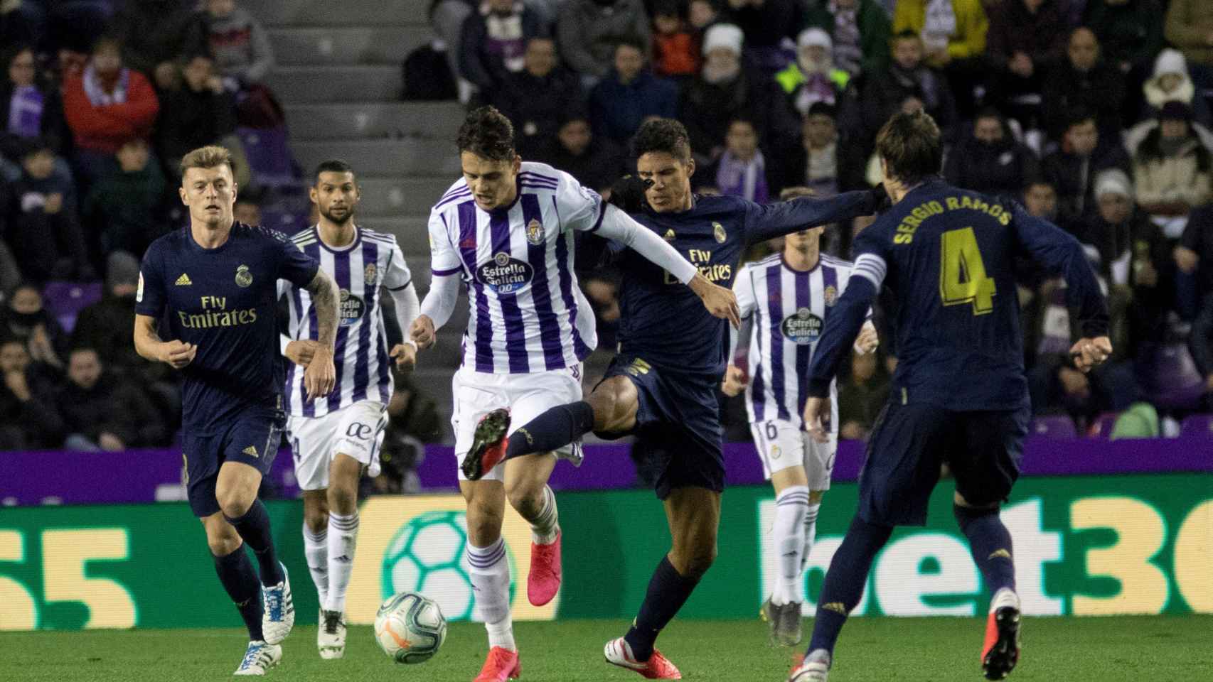 Varane protagoniza una acción del espeso Valladolid-Real Madrid / EFE